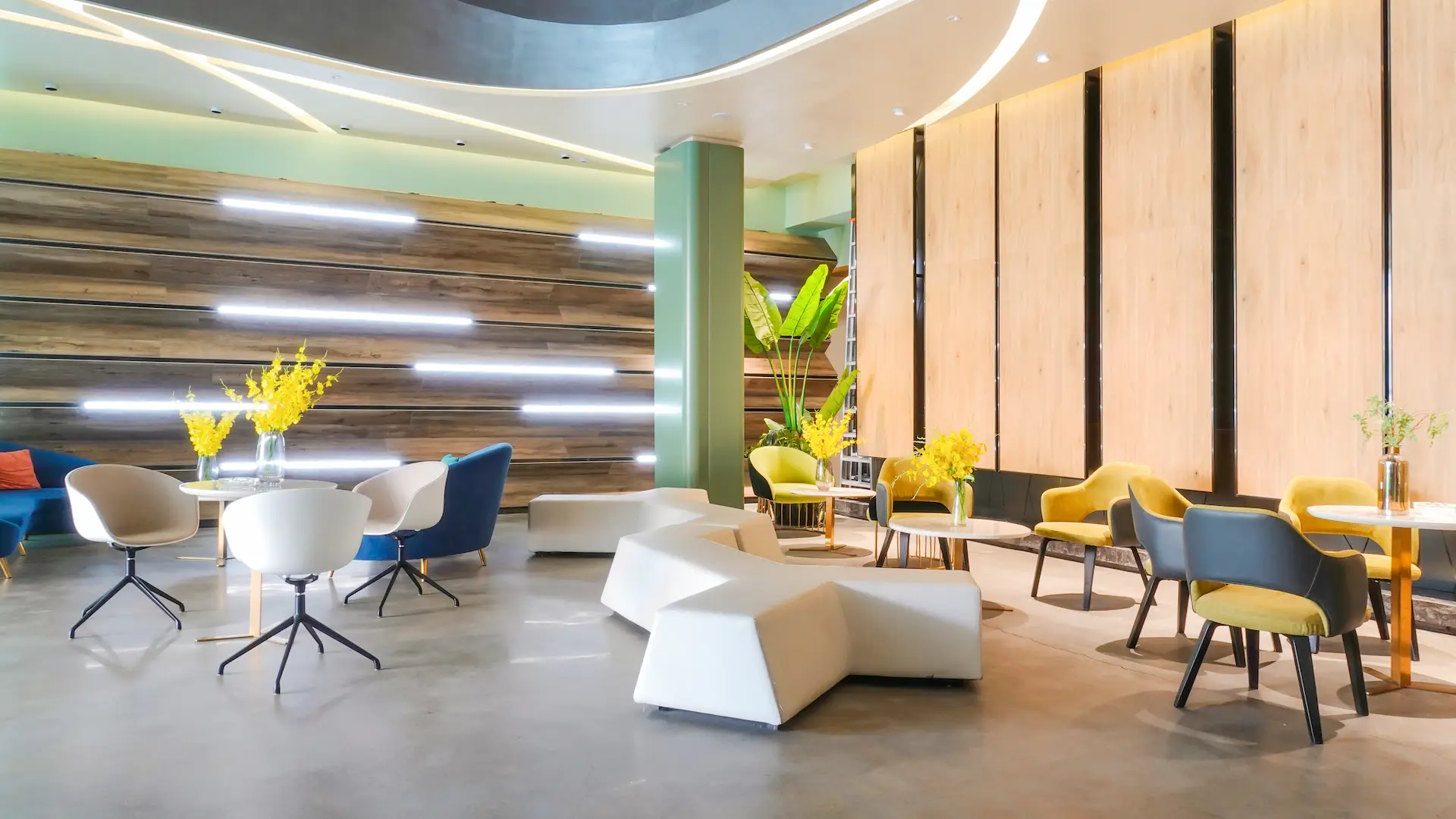 Hall dell'hotel con pavimenti in microcemento